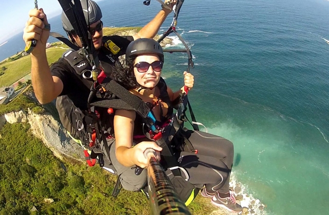 Vuelo en parapente sobre la costa